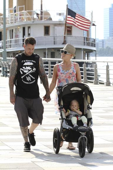 Pink curte a pequena e simpática Willow Sage em Nova York, nos Estados Unidos, ao lado do marido, Carey Hart