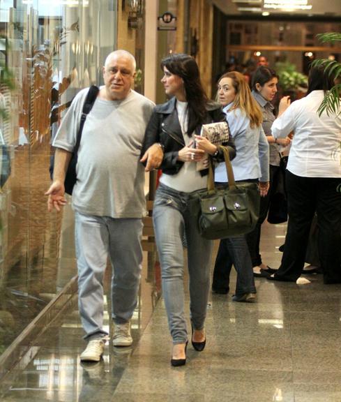 Antonio Fagundes caminha de braços dados com Alexandra Martins