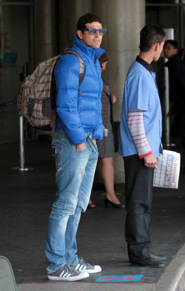 Cheio de estilo, Reynaldo Gianecchini é visto em aeroporto de São Paulo