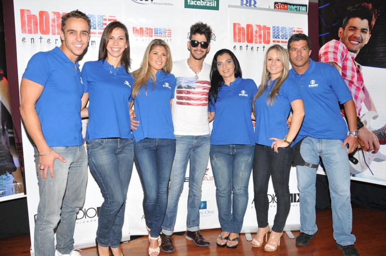 Gusttavo Lima com a equipe da TV Globo