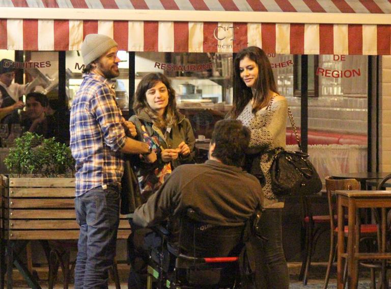 Alinne Moraes e Mauro Lima jantam com amigos no Rio