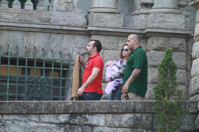 Grazi Massafera levou a pequena Sofia, sua primogênita com Cauã Reymond, para um dia de trabalho no Parque da Lage, no Rio