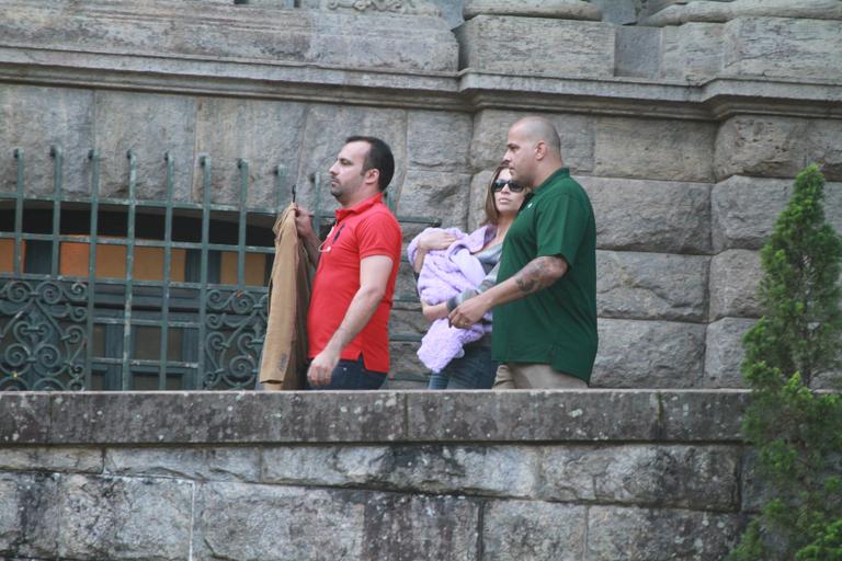 Grazi Massafera levou a pequena Sofia, sua primogênita com Cauã Reymond, para um dia de trabalho no Parque da Lage, no Rio