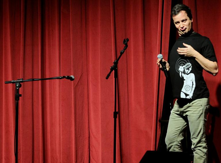 Rafael Cortez faz sua 100ª apresentação com seu show de humor 