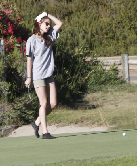 Kristen Stewart joga golfe na Califórnia, Estados Unidos