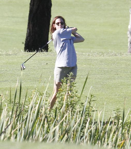 Kristen Stewart joga golfe na Califórnia, Estados Unidos