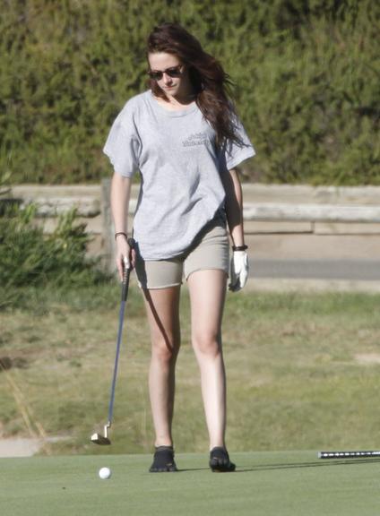 Kristen Stewart joga golfe na Califórnia, Estados Unidos