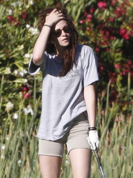 Kristen Stewart joga golfe na Califórnia, Estados Unidos