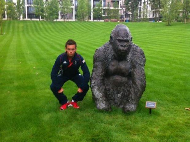 O britânico Tom Daley, dos saltos ornamentais, imita pose de macaco em estátua