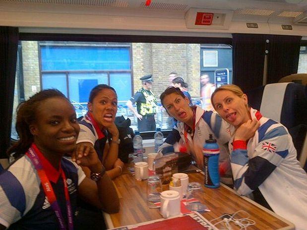 Jogadoras da equipe de futebol da Inglaterra fazem careta para a câmera durante refeição