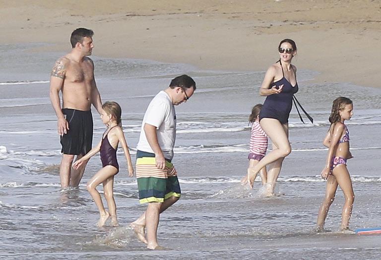 Jennifer Garner e Ben Affleck levam filhos a praia em Porto Rico