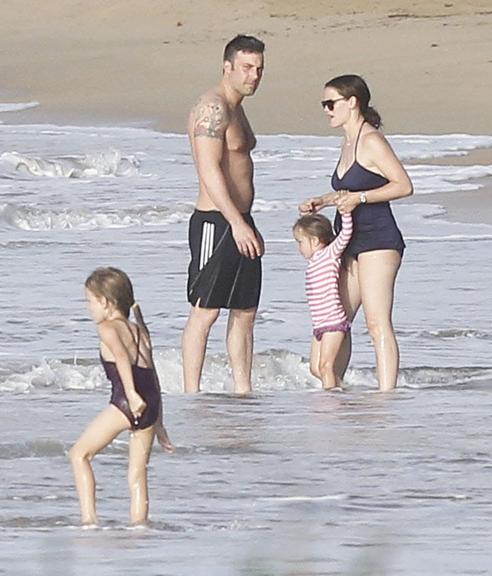 Jennifer Garner e Ben Affleck levam filhos a praia em Porto Rico