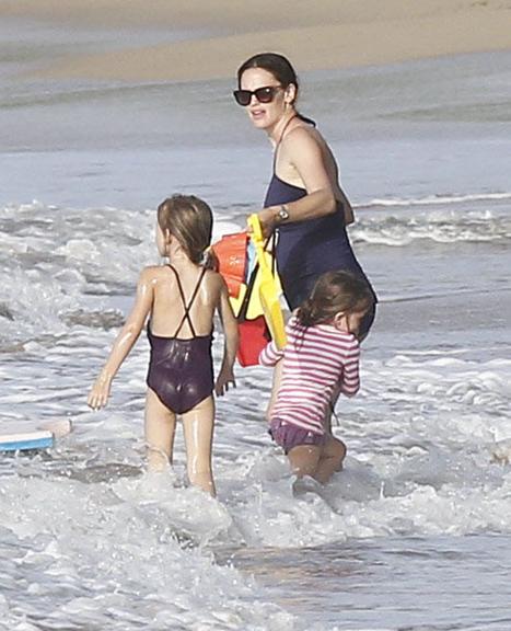 Jennifer Garner e Ben Affleck levam filhos a praia em Porto Rico