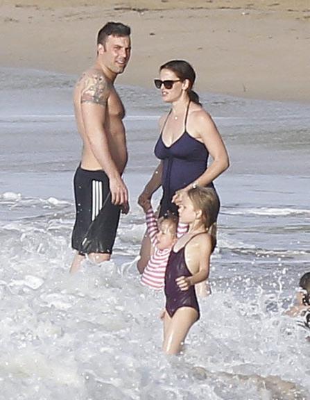 Jennifer Garner e Ben Affleck levam filhos a praia em Porto Rico