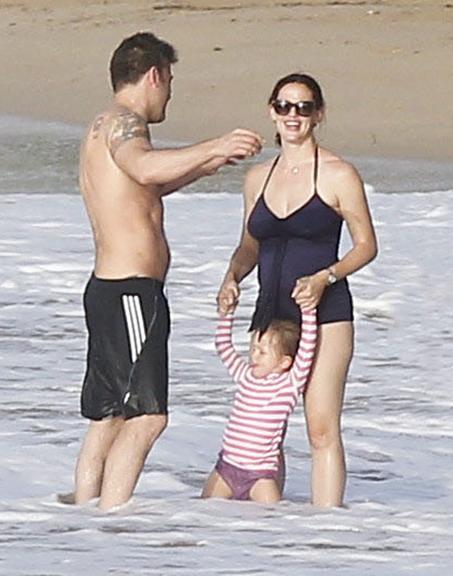 Jennifer Garner e Ben Affleck levam filhos a praia em Porto Rico