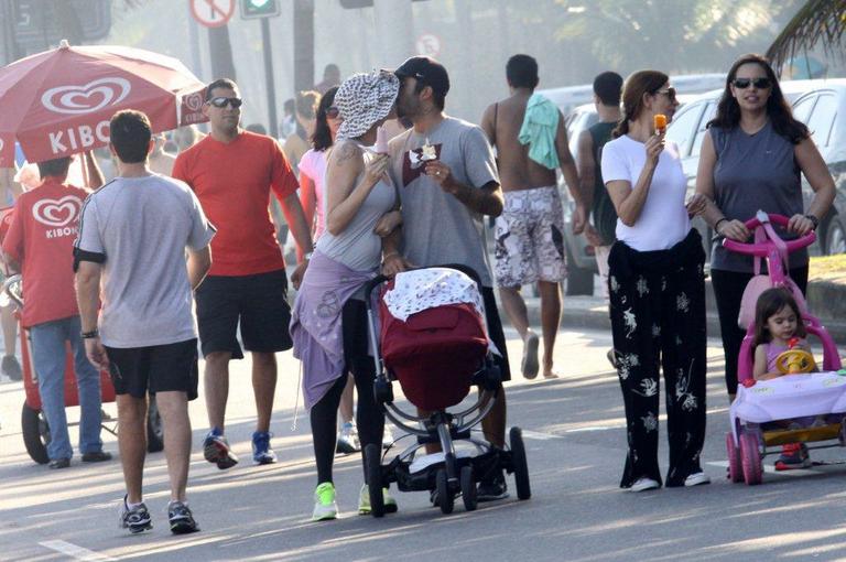 Luana Piovani com o filho, Dom, e o marido, Pedro Scooby