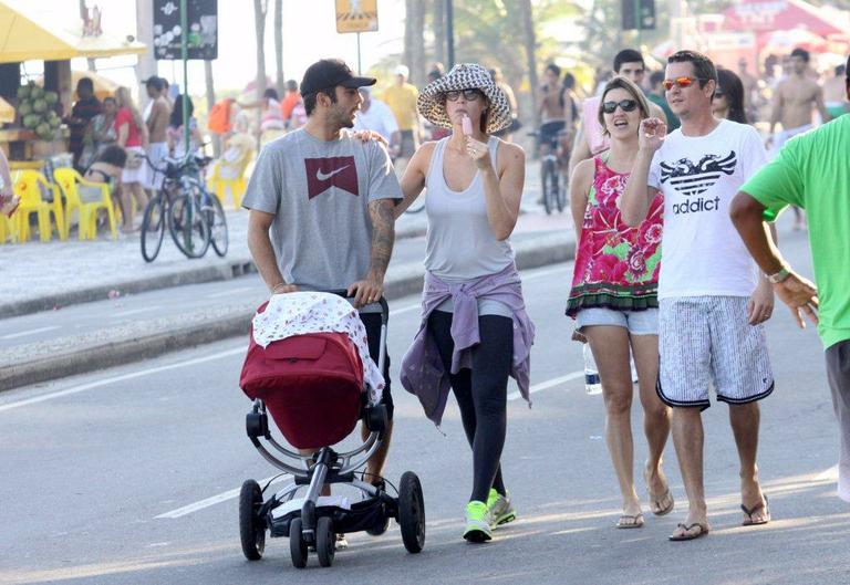 Luana Piovani com o filho, Dom, e o marido, Pedro Scooby