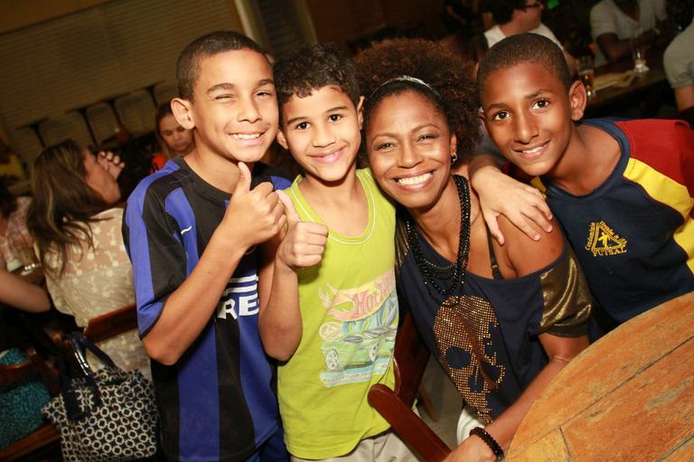 Edvana Carvalho posa com fãs