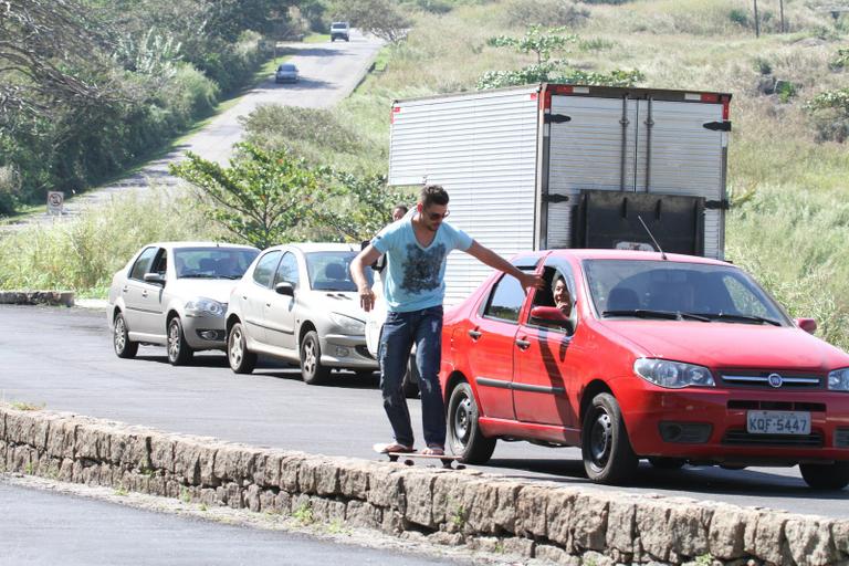 Cauã Reymond no intervalo das gravações de 'Avenida Brasil'