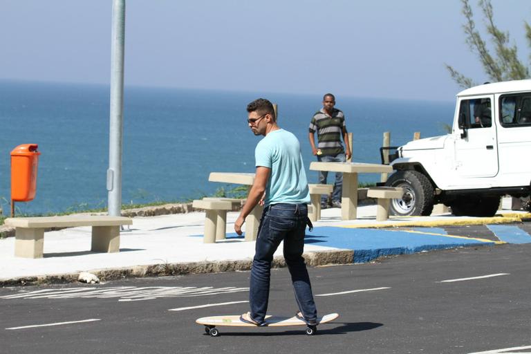 Cauã Reymond no intervalo das gravações de 'Avenida Brasil'