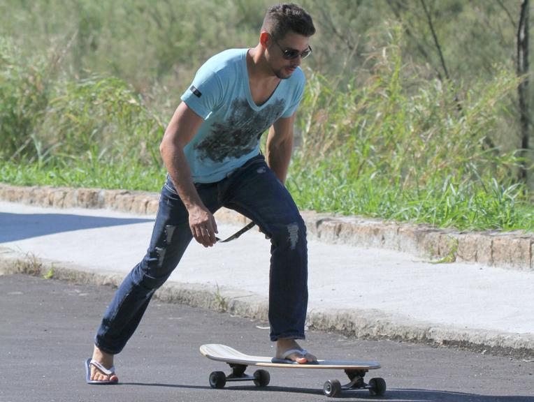 Cauã Reymond no intervalo das gravações de 'Avenida Brasil'