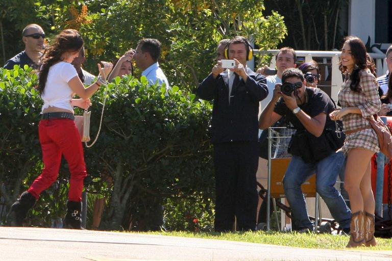 Dulce María faz passeio com as meninas de 'Rebelde'