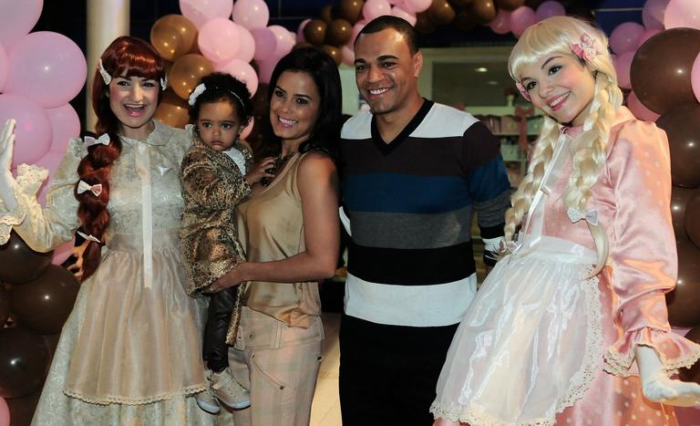 Luciele Di Camargo com a filha, Maria Eduarda, e o marido, Denílson