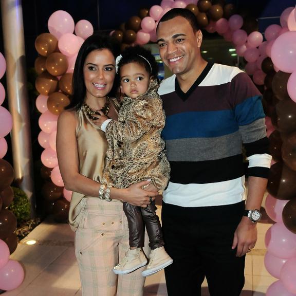 Luciele Di Camargo com a filha, Maria Eduarda, e o marido, Denílson