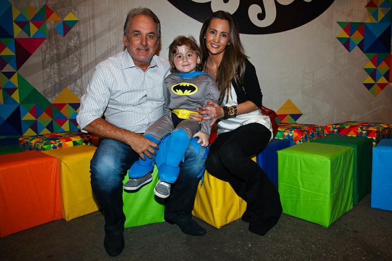 Otávio Mesquita com a esposa Melissa Wilmann e o filho Pietro