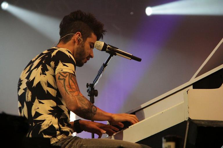 Gusttavo Lima mostra seu talento como multi-instrumentista