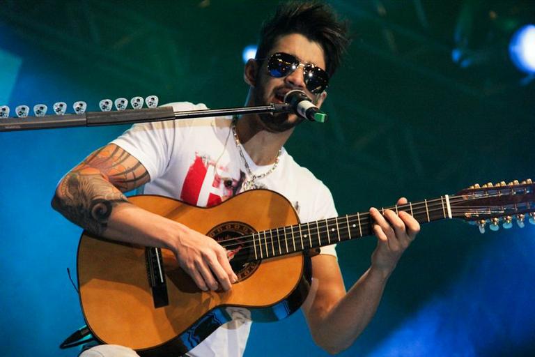 Gusttavo Lima mostra seu talento como multi-instrumentista