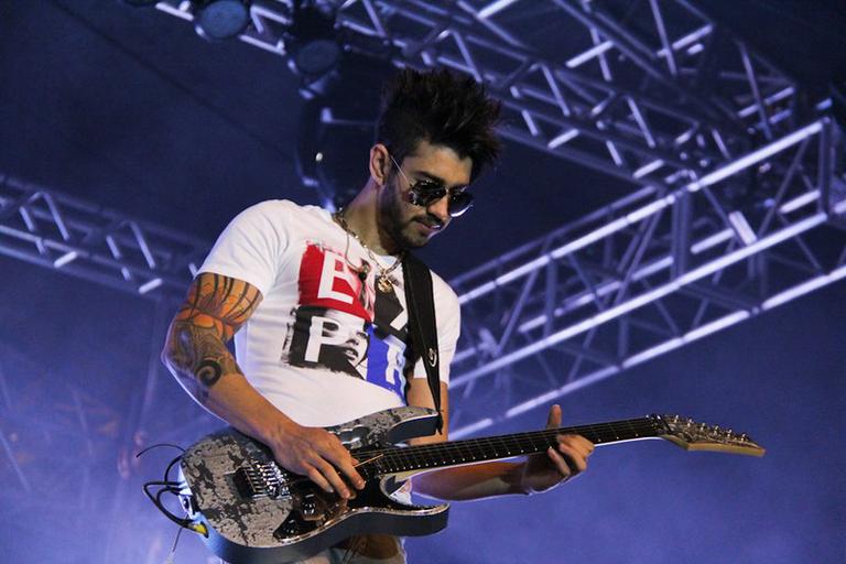 Gusttavo Lima mostra seu talento como multi-instrumentista