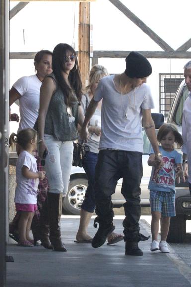 Justin Bieber e Selena Gomez almoçam com familiares e amigos em Los Angeles, Estados Unidos