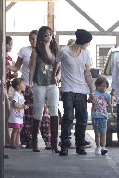 Justin Bieber e Selena Gomez almoçam com familiares e amigos em Los Angeles, Estados Unidos