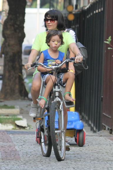 Vanessa Giácomo curte sábado com os filhos