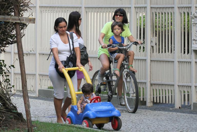 Vanessa Giácomo curte sábado com os filhos