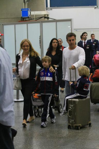 Angélica e Luciano Huck com Joaquim e Benício