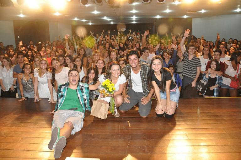 Os atores Lucas Salles, Jhulie Campello, Rodrigo Simas e Raira Machado no final do espetáculo