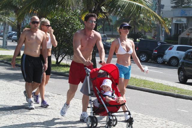 Mário Frias passeia com a mulher Juliana Camatti e a pequena Laura