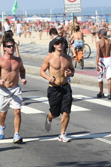 Thiago Rodrigues escolheu a Praia de Ipanema para fazer corrida