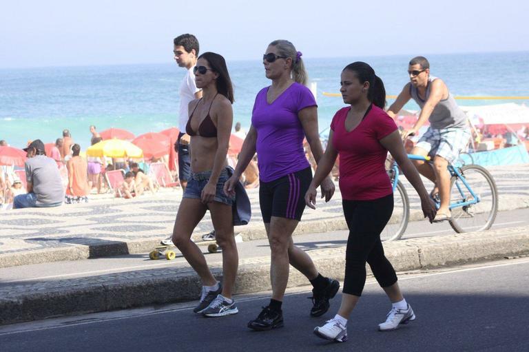 Vera Fischer faz caminhada ao lado de amigas