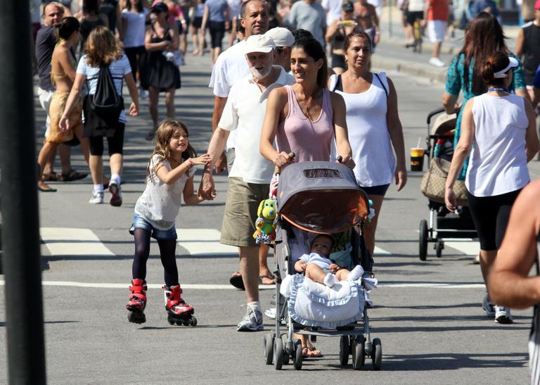 Cynthia Howlett caminhou com os filhos Manuela e Rodrigo na orla do Leblon