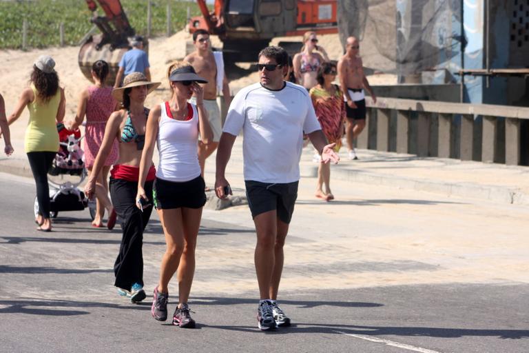 Alexandre Accioly caminhou com a esposa Renata Padilha no Leblon