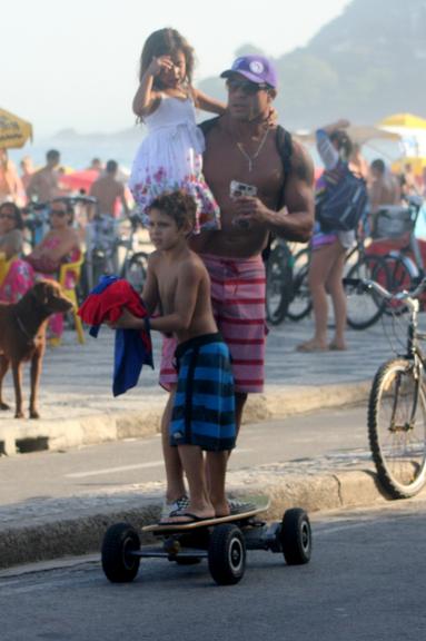 Vitor Belfort curte praia do Rio de Janeiro ao lado da família