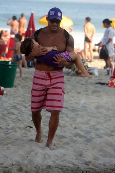 Vitor Belfort curte praia do Rio de Janeiro ao lado da família