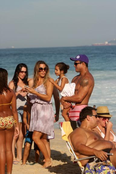 Vitor Belfort curte praia do Rio de Janeiro ao lado da família