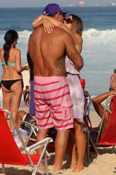 Vitor Belfort curte praia do Rio de Janeiro ao lado da família