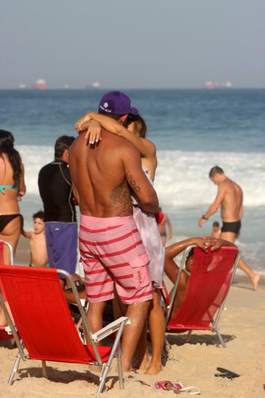 Vitor Belfort curte praia do Rio de Janeiro ao lado da família