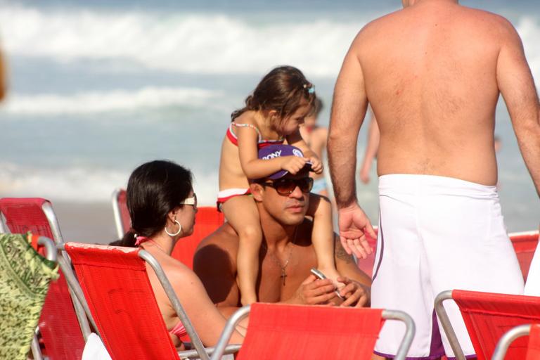 Vitor Belfort curte praia do Rio de Janeiro ao lado da família