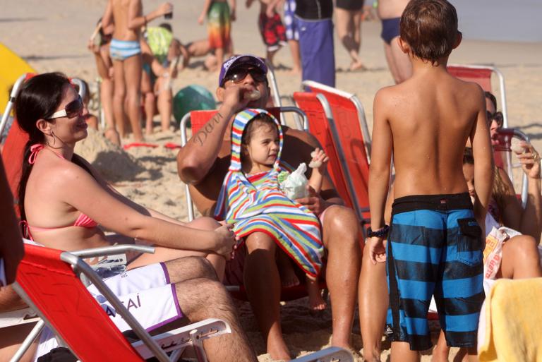 Vitor Belfort curte praia do Rio de Janeiro ao lado da família